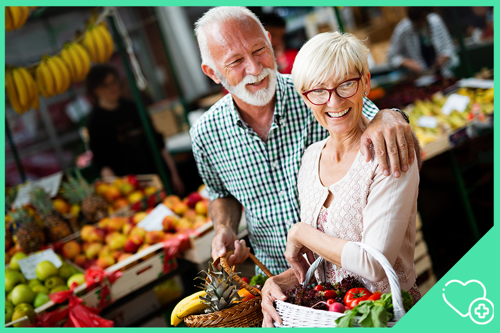 Personas sénior realizando una compra saludable para hacer una receta propuesta en Canal Sénior