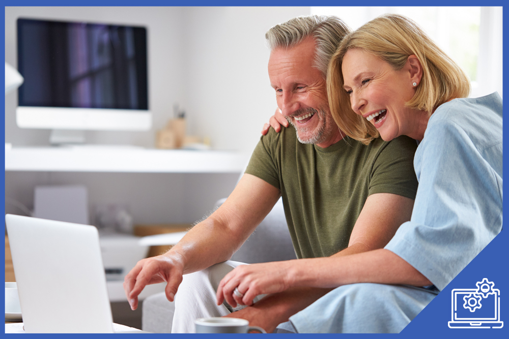 Pareja sénior aprendiendo sobre tecnología y competencias digitales en Canal Sénior